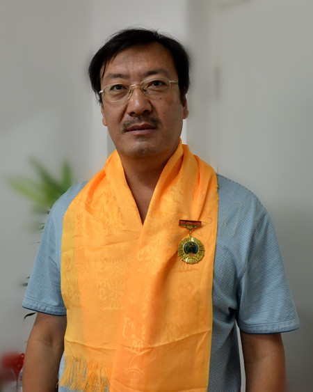 我校王来喜教授荣获蒙古国托王研究会颁发的智慧之光金质奖章